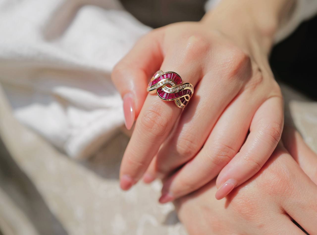 Intertwined Baguette Ruby and Brilliant Round Diamond Ring in 18K Yellow Gold